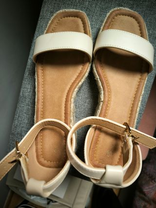 Sandalias cuña beige.