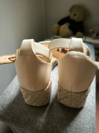 Sandalias cuña beige.