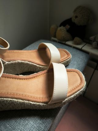 Sandalias cuña beige.