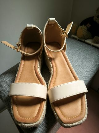 Sandalias cuña beige.