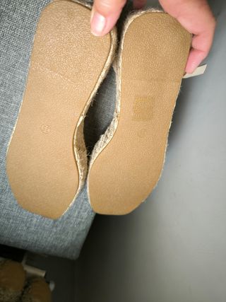 Sandalias cuña beige.