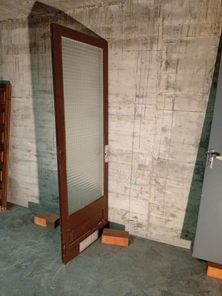 Puerta interior de madera con cristal