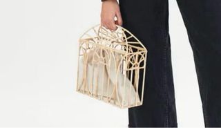Bolso cesta jaula de Zara