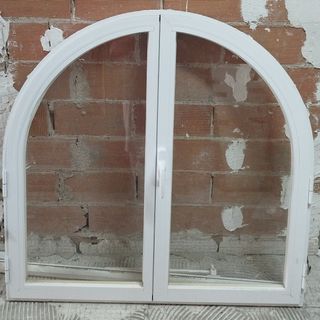 Ventana arco PVC blanca