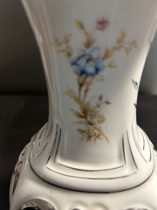 Jarrón con detalles plateados