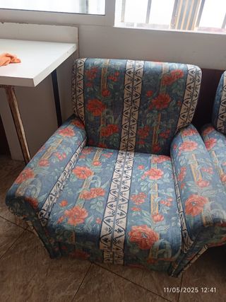 Dos sillones con tapizado de flores