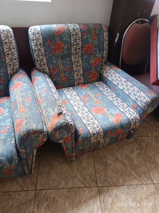 Dos sillones con tapizado de flores