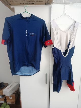 Ropa de ciclismo. Maillots. Culotes. Tritraje.