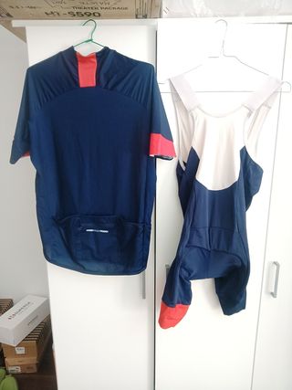 Ropa de ciclismo. Maillots. Culotes. Tritraje.