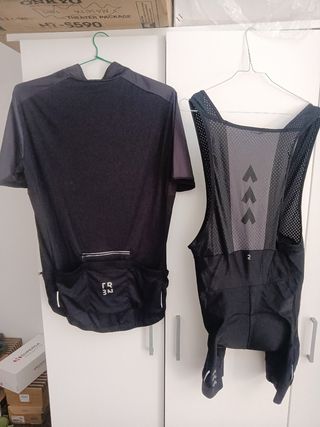 Ropa de ciclismo. Maillots. Culotes. Tritraje.