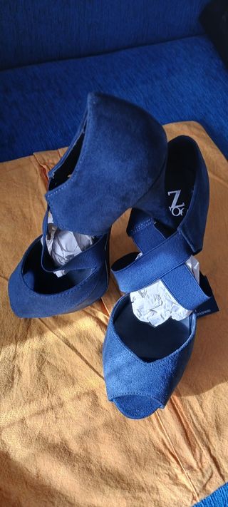 Zapatos Z Shoe tacón alto azul marino.