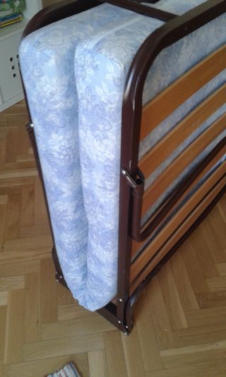 Cama plegable con listones.
