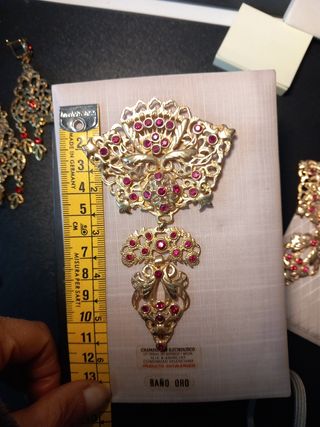 Broche dorado con pedrería roja