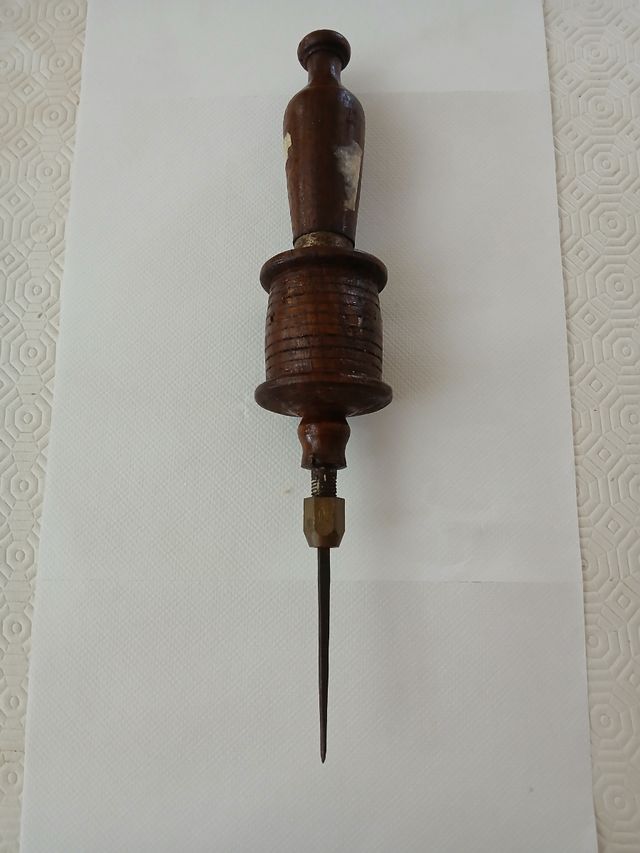 Antico trapano manuale