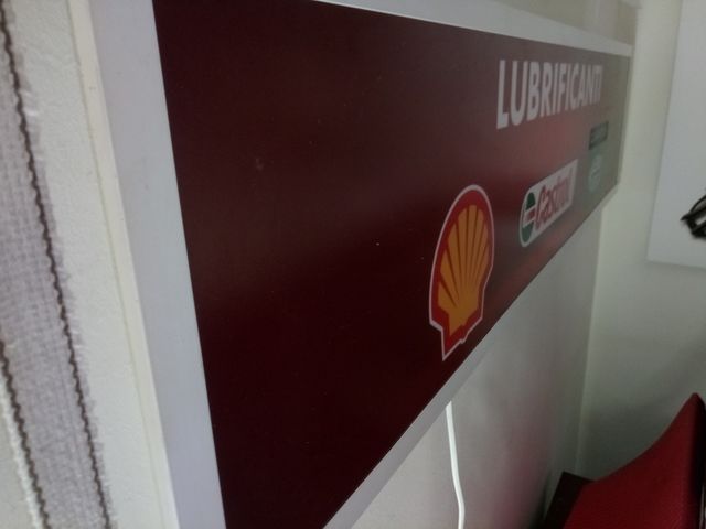 insegna metallica luminosa