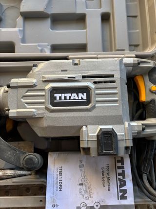 Taladro percutor combinado eléctrico Titán 