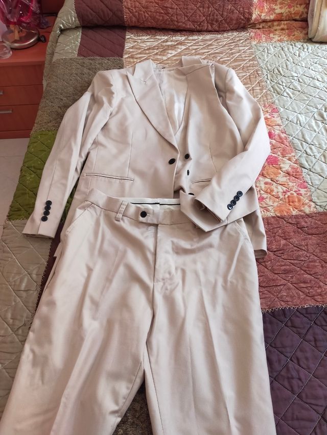 Traje moderno color beige