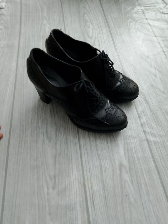 Tacones negros de charol