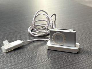 iPod shuffle gris plata + cargador