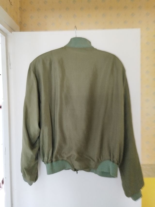 Cazadora seda verde oliva