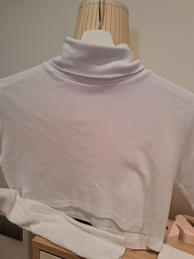 Camiseta Subdued  cuello alto 