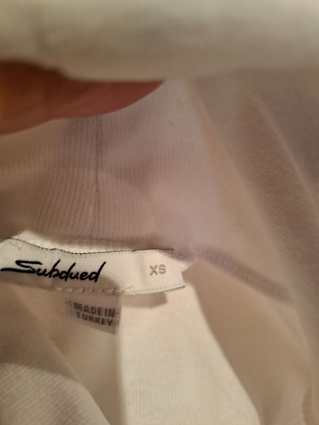 Camiseta Subdued  cuello alto 