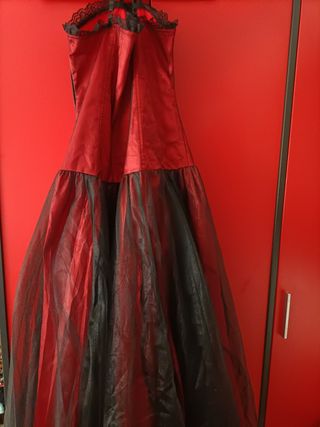 Vestido gótico rojo y negro
