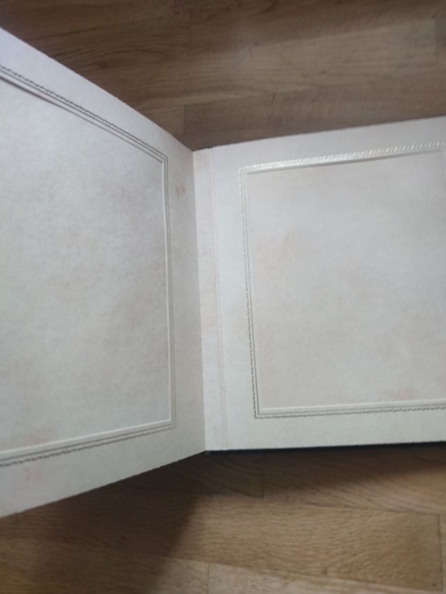 2 Album para fotos  Para 60 fotos cada Álbum.