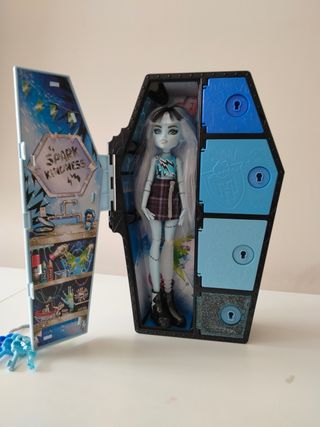 Muñeca Monster High y ataúd