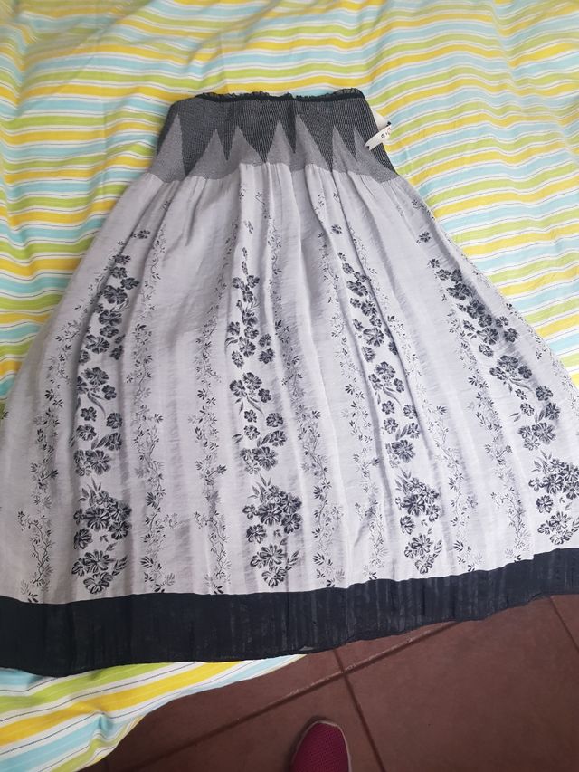 Falda negra estampada floral