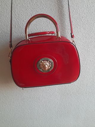 Espectacular bolso con logo rojo 