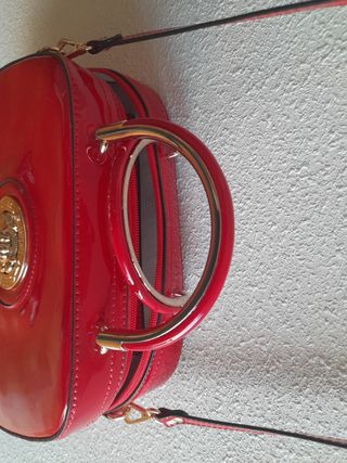 Espectacular bolso con logo rojo 