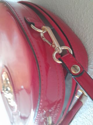 Espectacular bolso con logo rojo 