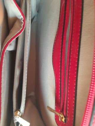 Espectacular bolso con logo rojo 