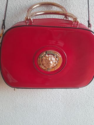 Espectacular bolso con logo rojo 