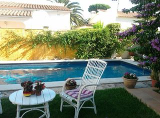Se alquila casa en l Escala por semanas en  julio