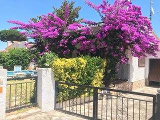Se alquila casa en l Escala por semanas en  julio