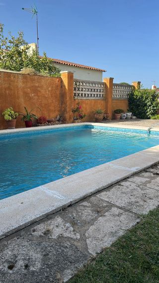 Se alquila casa en l Escala por semanas en  julio
