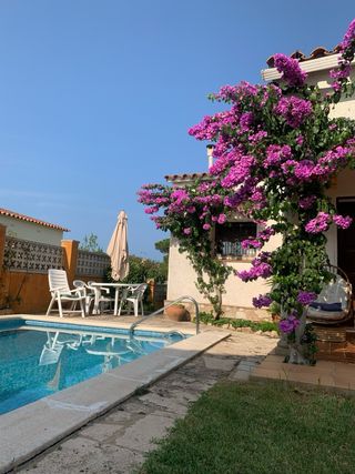 Se alquila casa en l Escala por semanas en  julio
