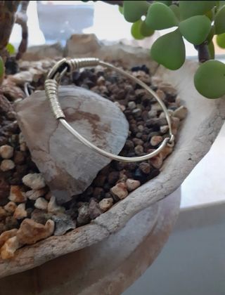 Bracciale rigido lavorato a mano