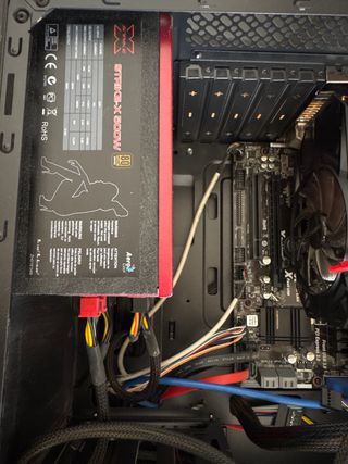 Se vende PC de escritorio completo – ideal para oficina, uso doméstico o juegos ligeros