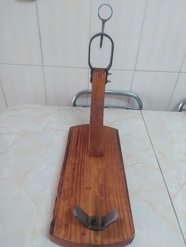 Jamonero de madera rústico