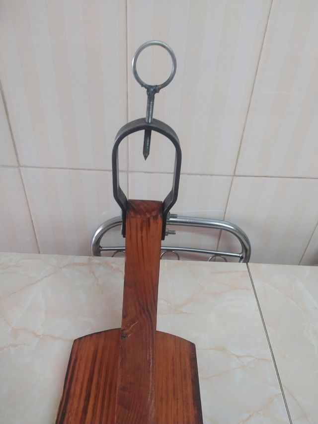 Jamonero de madera rústico