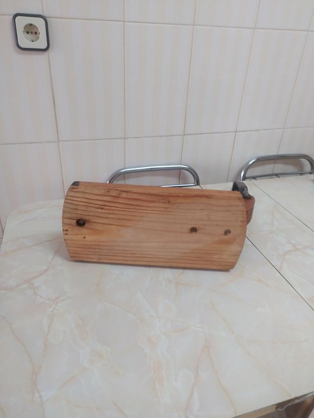 Jamonero de madera rústico