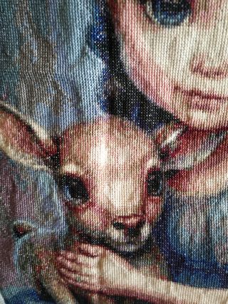 Niña con cervatillo