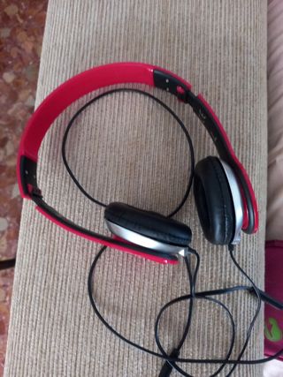 Cascos auriculares rojos