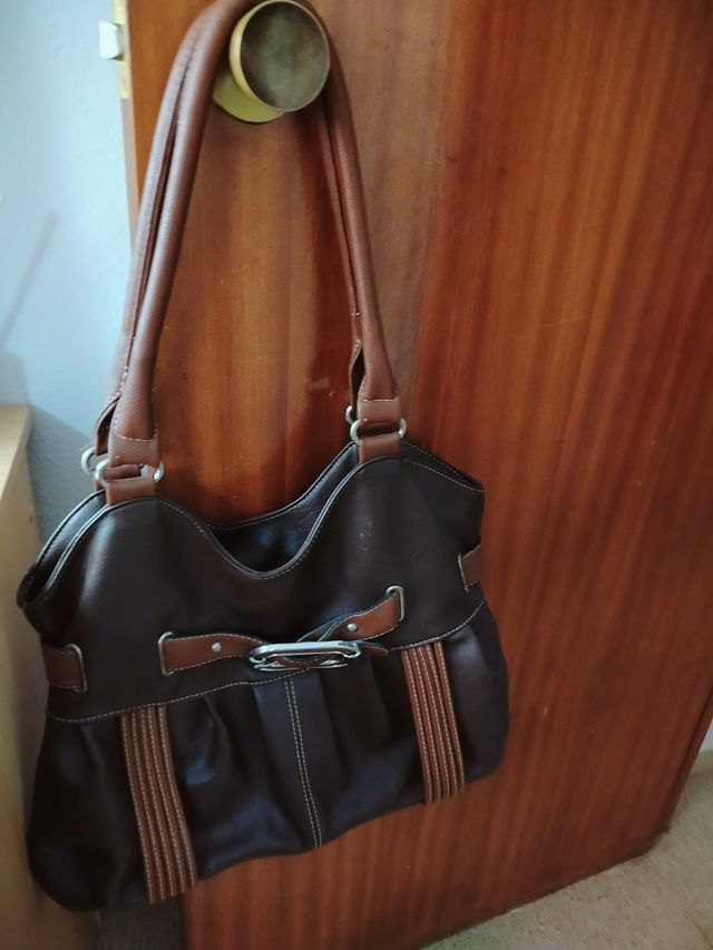 Bolso marrón de piel sintética