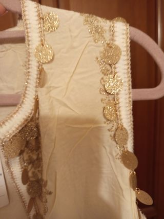 Chaleco beige con lentejuelas doradas