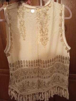Chaleco beige con lentejuelas doradas