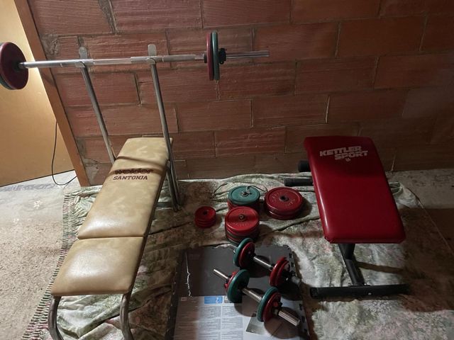 Banco pesas + mancuernas: equipo musculación